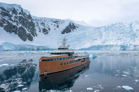 LA Datcha Yacht Charter, photograph 8