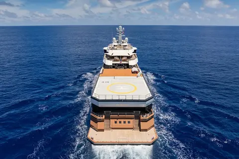 LA Datcha Yacht Charter, photograph 9