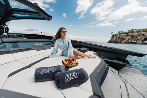 Lamborghini Yacht Charter in Dubai, photograph 4