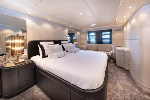 Lauren V Yacht Charter, photograph 9