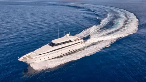 Let IT BE Yacht Charter, photograph 2