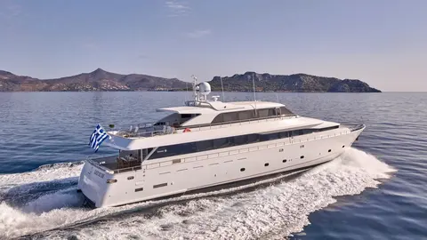 Let IT BE Yacht Charter, photograph 3