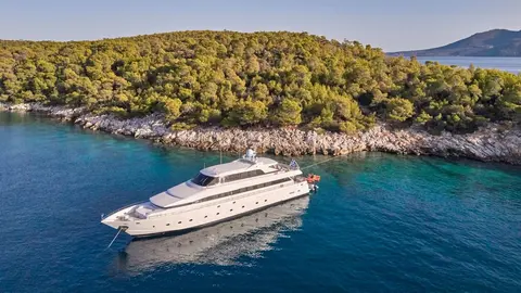 Let IT BE Yacht Charter, photograph 6