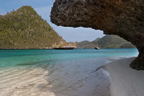 Luxury Yacht Charter and Rental in Raja Ampat, photograph 3