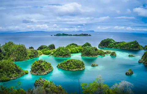 Luxury Yacht Charter and Rental in Raja Ampat, photograph 9