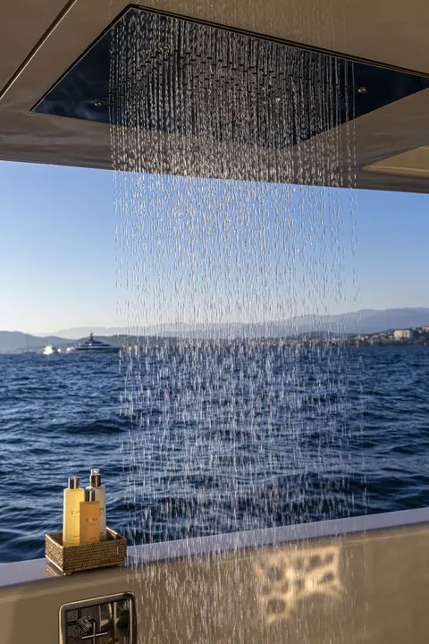 Maraya Yacht Charter, photograph 11
