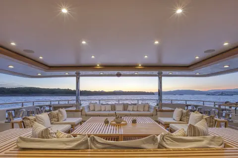 Maraya Yacht Charter, photograph 2