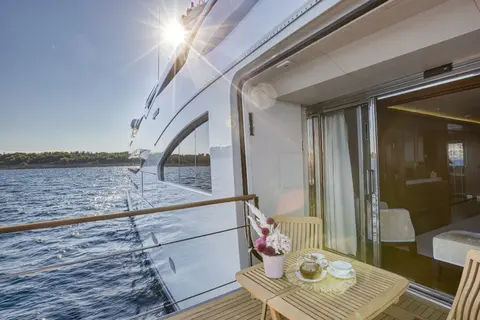 Maraya Yacht Charter, photograph 4