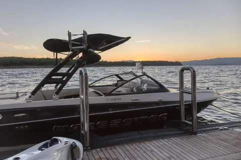 Maraya Yacht Charter, photograph 7