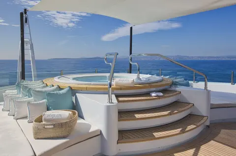 Maraya Yacht Charter, photograph 9
