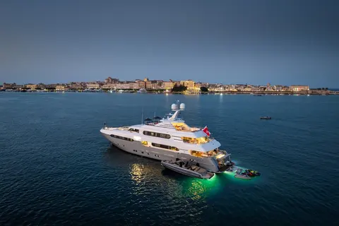 Maximilian Mmiv Yacht Charter, photograph 8