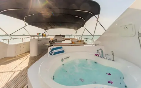 Mia Kai Yacht Charter, photograph 10