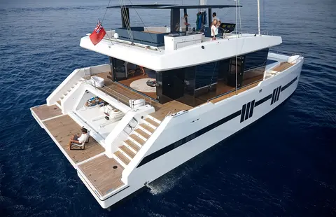 Midori Yacht Charter, photograph 3