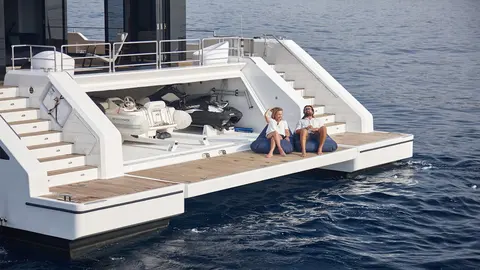 Midori Yacht Charter, photograph 5