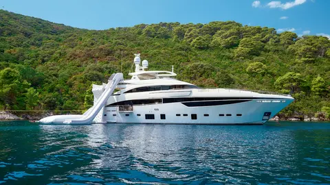 Mirage IV Yacht Charter, photograph 2