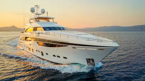 Mirage IV Yacht Charter, photograph 3