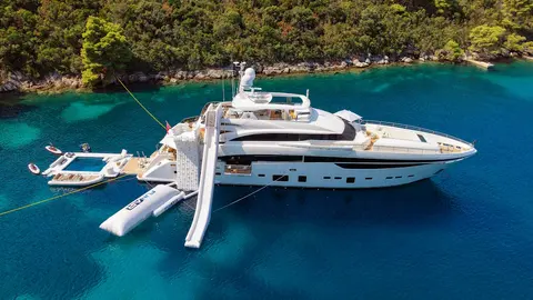 Mirage IV Yacht Charter, photograph 4