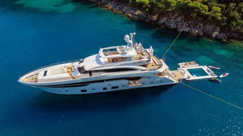 Mirage IV Yacht Charter, photograph 9
