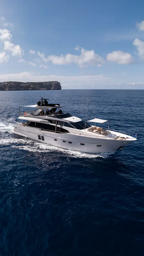 Moonshot Yacht Charter, photograph 2