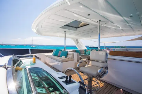 Mr & Mrs Smith Yacht Charter in Dubai, photograph 10