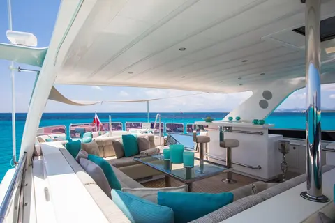 Mr & Mrs Smith Yacht Charter in Dubai, photograph 11