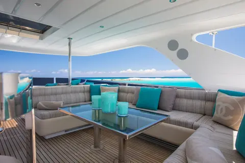 Mr & Mrs Smith Yacht Charter in Dubai, photograph 12