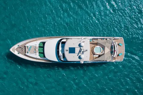 Mr & Mrs Smith Yacht Charter in Dubai, photograph 6