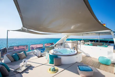 Mr & Mrs Smith Yacht Charter in Dubai, photograph 8