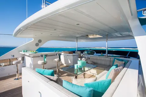 Mr & Mrs Smith Yacht Charter in Dubai, photograph 9
