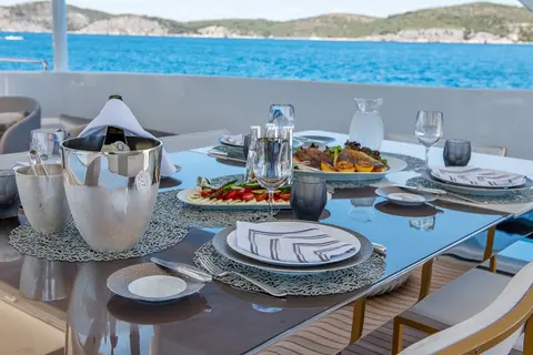 MY Mayva Yacht Charter, photograph 12