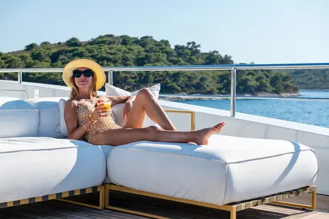 MY Mayva Yacht Charter, photograph 8