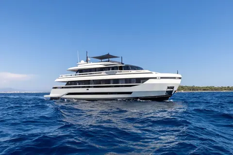 MY Uilia Yacht Charter, photograph 4