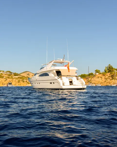 Nephenta Yacht Charter, photograph 3