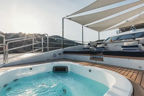 New Waves Yacht Charter, photograph 6
