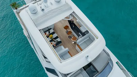 Pier Pressure Yacht Charter, photograph 12