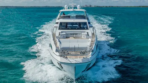 Pier Pressure Yacht Charter, photograph 3