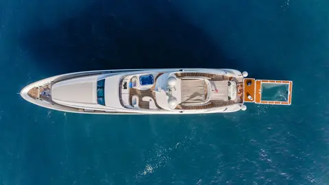Plan B Yacht Charter in Dubai, photograph 5