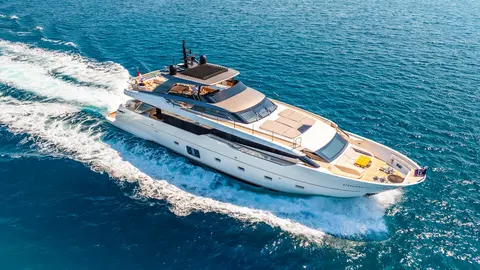 Primus Yacht Charter, photograph 2