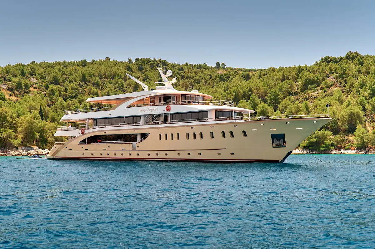 Queen Eleganza Yacht Charter