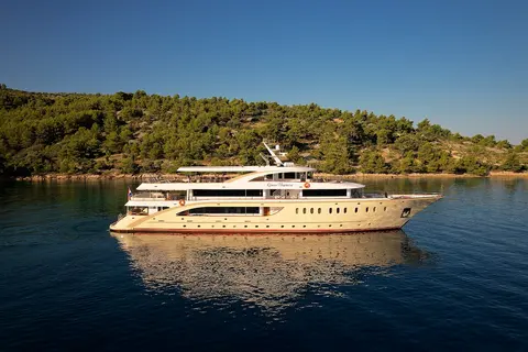 Queen Eleganza Yacht Charter, photograph 3