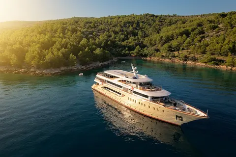 Queen Eleganza Yacht Charter, photograph 4