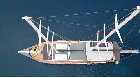 Questa Vita Yacht Charter, photograph 2