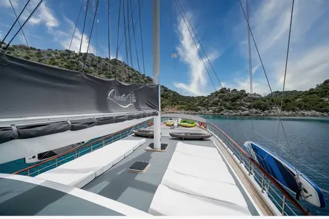 Questa Vita Yacht Charter, photograph 3