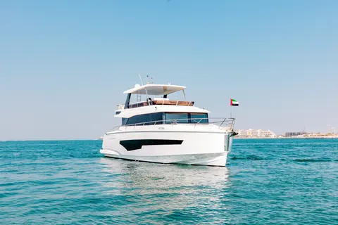 Reno Yacht Charter in Dubai, photograph 3