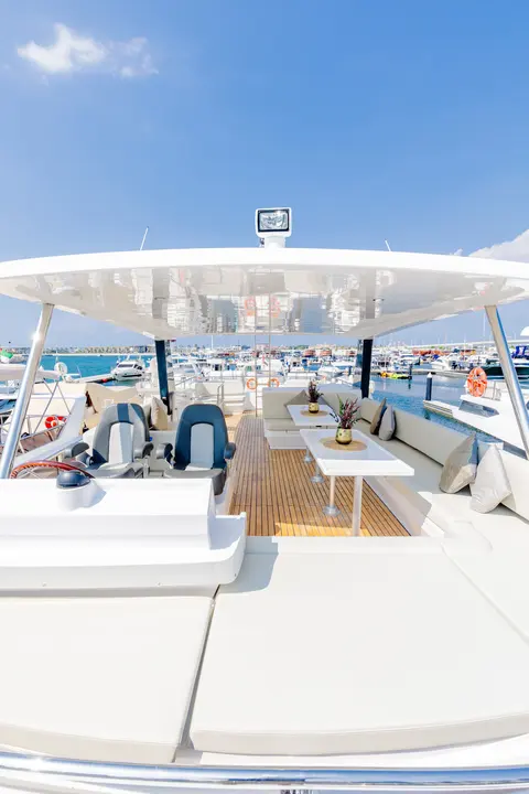 Reno Yacht Charter in Dubai, photograph 5
