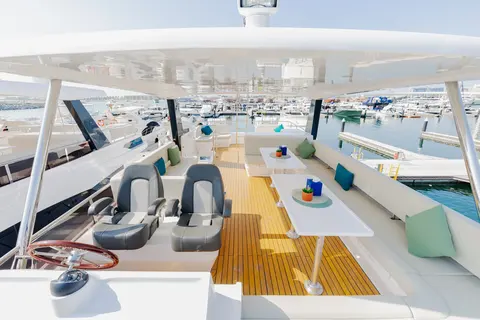 Reno Yacht Charter in Dubai, photograph 7