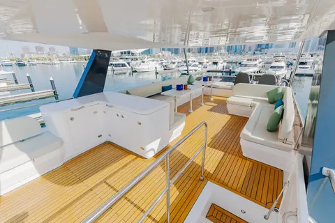 Reno Yacht Charter in Dubai, photograph 8