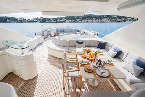 Robusto Yacht Charter, photograph 12