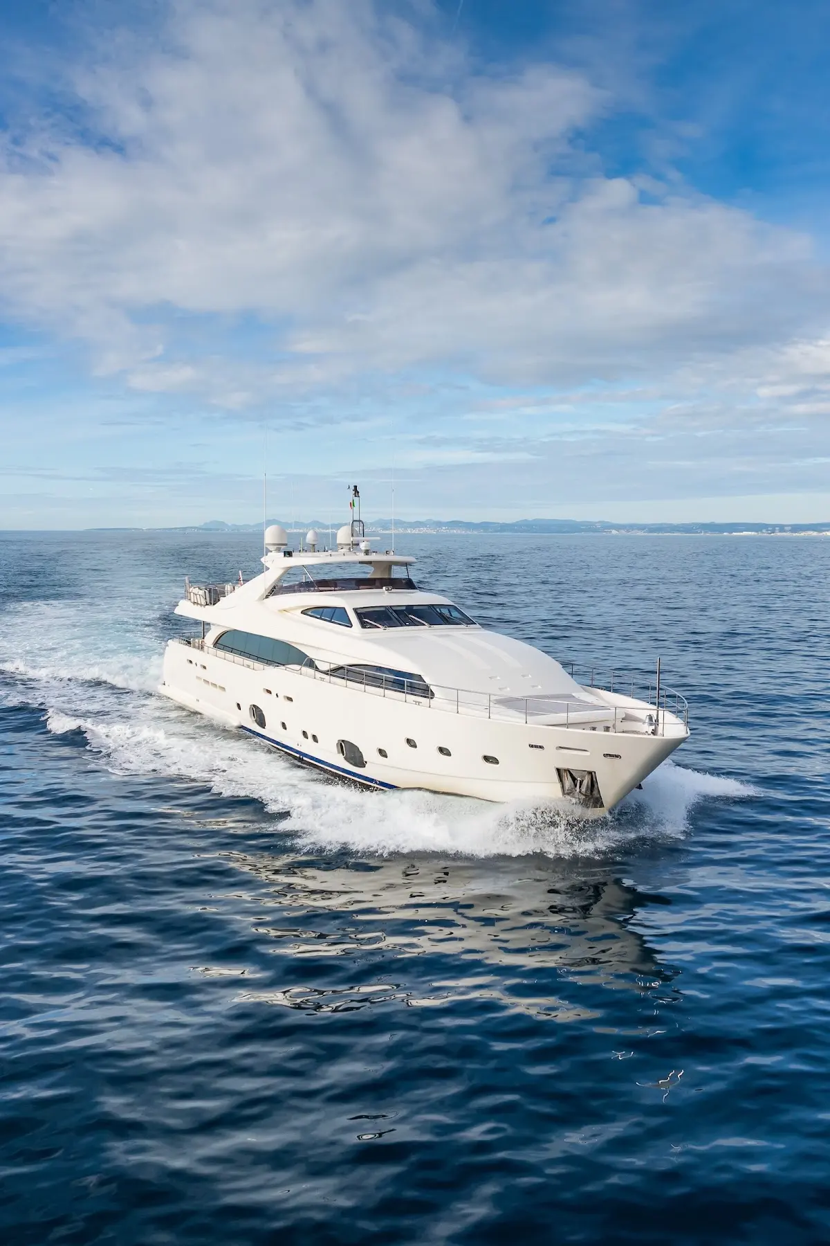 Robusto Yacht Charter