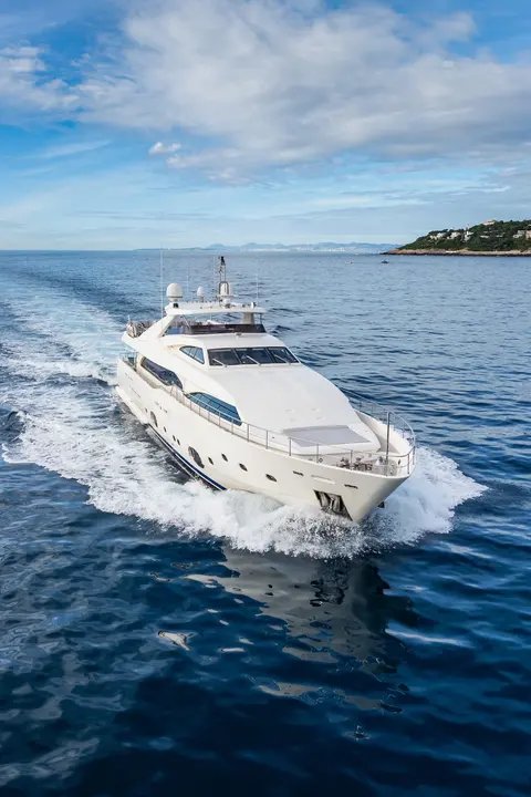 Robusto Yacht Charter, photograph 2